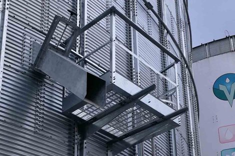 Escaleras de acceso y plataforma a la segunda puerta