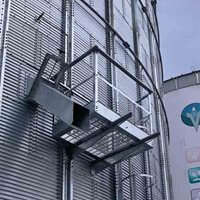 Escaleras de acceso y plataforma a la segunda puerta