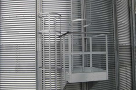 Escala vertical exterior con jaula de seguridad