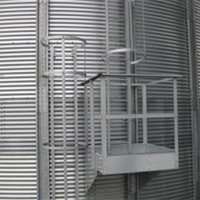 Escala vertical exterior con jaula de seguridad