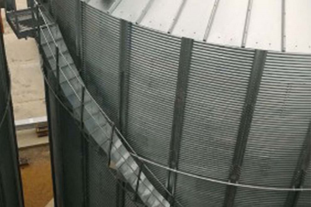 Escalera en espiral con plataforma de alero Image