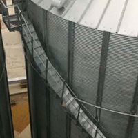 Escalera en espiral con plataforma de alero